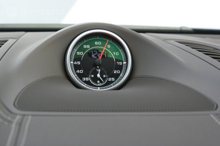 Letaglózó Porsche V8-as dízellel 14 | Vezess Fent-középen trónol a köridőt mérő stopperóra. Nem sok értelme van egy szabadidő-autóban