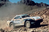 1983 telén készült az első 4x4-es 911, amelyben René Metge és Dominique Lemoyne rögtön megnyerte az 1984-es Párizs-Dakart. 1986-ban a Porsche a 959-cel győzött. Az első utcai összkerekes Porschét 1988-ban mutatta be a gyár a 964-es Carrera 4-gyel