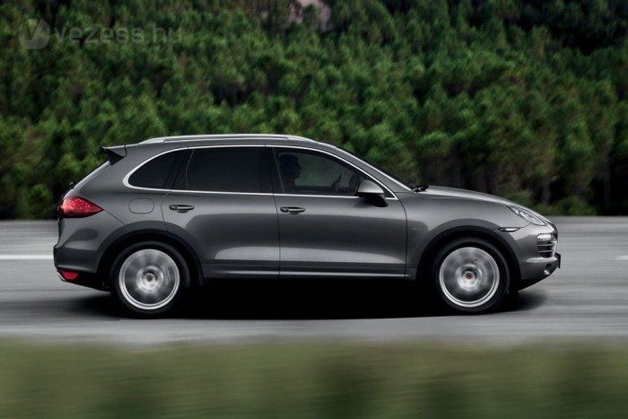 Letaglózó Porsche V8-as dízellel 13 | Vezess Nem értjük, hogy lehet egy magas és nehéz autó ennyire gyors az Alpokban, legalábbis sportosra állított futóművel