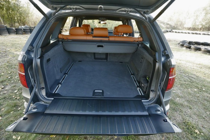 Két darabból áll az ötletes csomagtérajtó