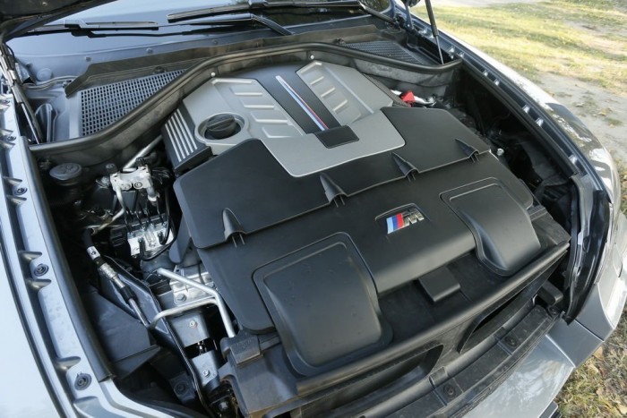 Amennyire csak lehet hátra tolták az óriásblokkot