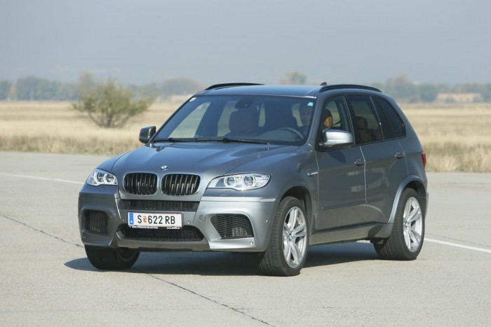 6000-es fordulaton teljesít 555 lóerőt, ha automatában hagyjuk 6750-ig pörög