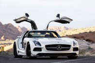 Keménykedik a Mercedes SLS 28