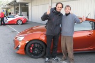 Szikla keménységű oktatóm, Pedro Moleiro (bal oldalon) és én. Pedrót jól ismerik a GT versenyág kedvelői, jelenleg egy Porsche GT3-as versenyautóban nyomja a gázt