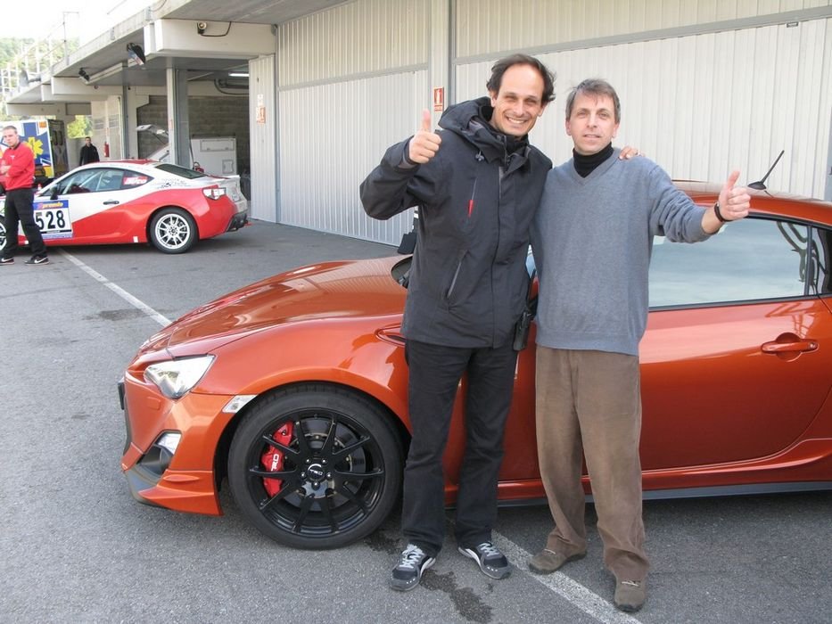 Szikla keménységű oktatóm, Pedro Moleiro (bal oldalon) és én. Pedrót jól ismerik a GT versenyág kedvelői, jelenleg egy Porsche GT3-as versenyautóban nyomja a gázt