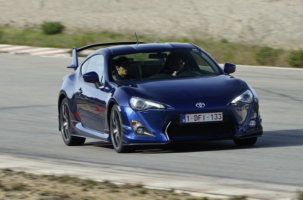 Akár ilyen is lehet a GT86. A továbfejlesztettnek nevezett kivitel dorombolóbb kipufogórendszert, küszöbsőoilereket és 18-as kerekeket kapott. A Toyota a későbbiekben különböző kiteket szeretne kínálni a GT86-oshoz