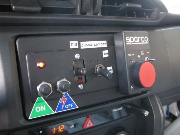 Kötelező tartozék a központi áramtalanító kapcsoló. Mellette a differenciál zárását szabályozó gomb 