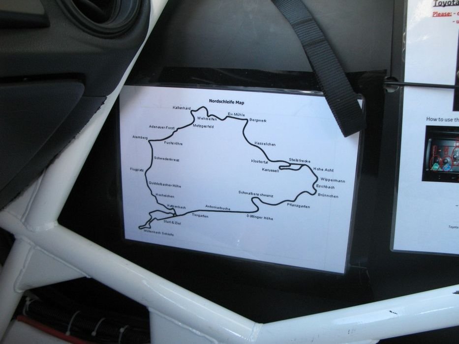 Árulkodó részlet. A német nyelvű piacokon (de egyre inkább máshol is) etalon a Nürburgring északi (nagy) köre, a Nordschleife. Az autóban az ajtóra ragasztva találtam a térképet