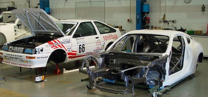 Fényezésre előkészítve. Mellette - mintának - a régi versenyautó, az AE86-os 