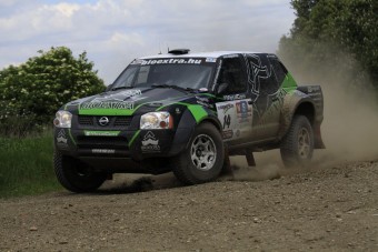 Egy év, központban a terepralival (x)