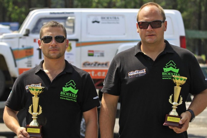 Lónyai Pál és Garamvölgyi Zoltán terelik tereppel küzdve a Nissan Pickup-ot a jó eredmények felé 