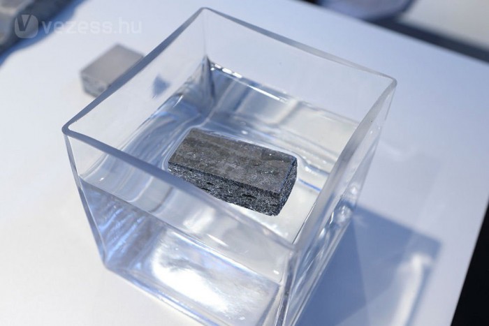 Mitől fogyaszt négy litert egy autó? 10 | Vezess Úszik a vízen a habosított fém