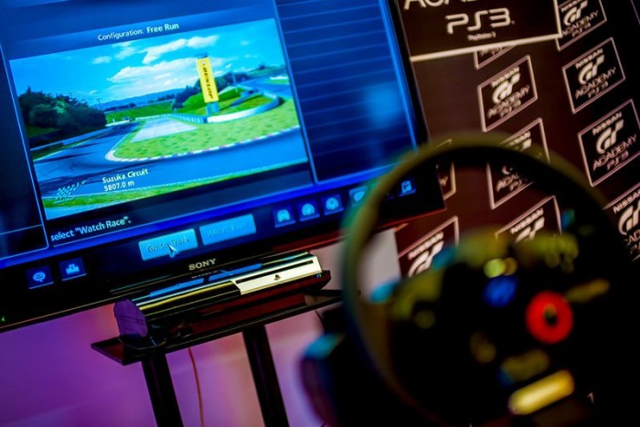 Innen a monitor elől lehet ma eljutni a versenypályákra, Michelisz Norbert sikere a bizonyíték