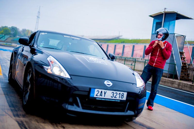 Két Nissan 370Z koptatta a gumikat, egész nap, versenytempóban