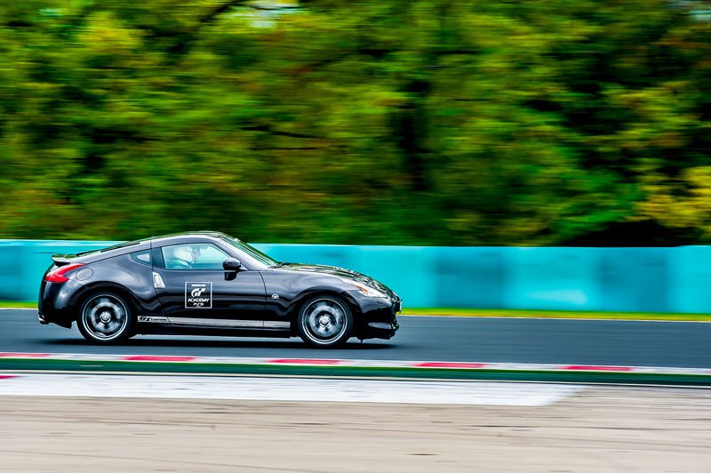 Két Nissan 370Z koptatta a gumikat, egész nap, versenytempóban