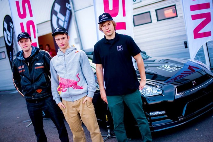 Út a monitor elől a versenypályáig 4 A három nyertes, a cseh és szlovák fiú mellett jobb oldalon Sinka Dániel a GT Academy leggyorsabb magyarja