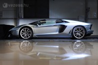 Megszületett a roadster a Lamborghini Aventadorból. 700 lóerővel lehet szanaszét zilálni a frizurát