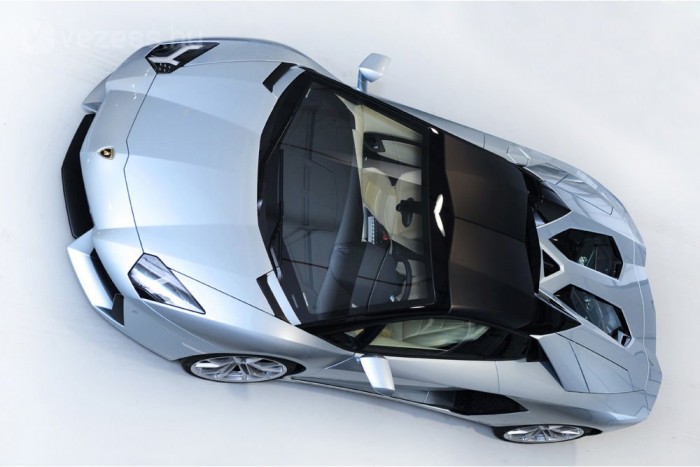 A négyszögletes esernyő helyét kétrészes, szénszál-erősítésű műanyagfedél vette át