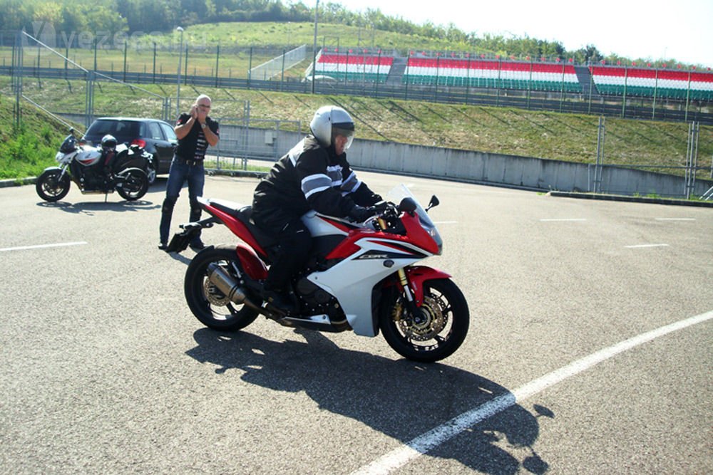 Karvai Sándor egy Honda CBR 600-assal ment körbe a Hungaroringen. Az ABS jól jött a csak 5,5 fokos hőmérsékletben