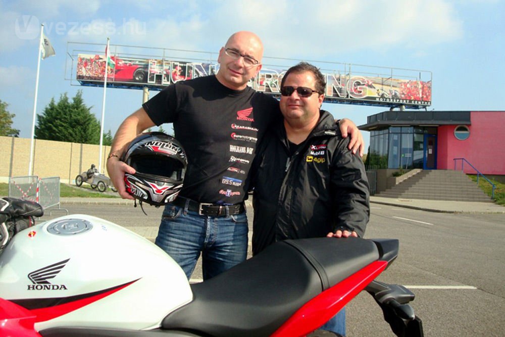 Borsi Gergő (balra), sokszoros magyar bajnok autóversenyző motoron sem ma kezdte. Ő segített Karvai Sándornak megtanulni a motorozást