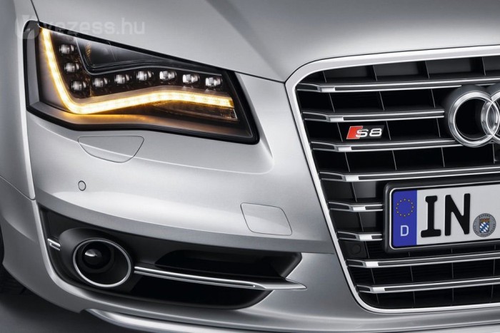 Szériafelszerelésként LED-ek világítanak az első fényszóróban