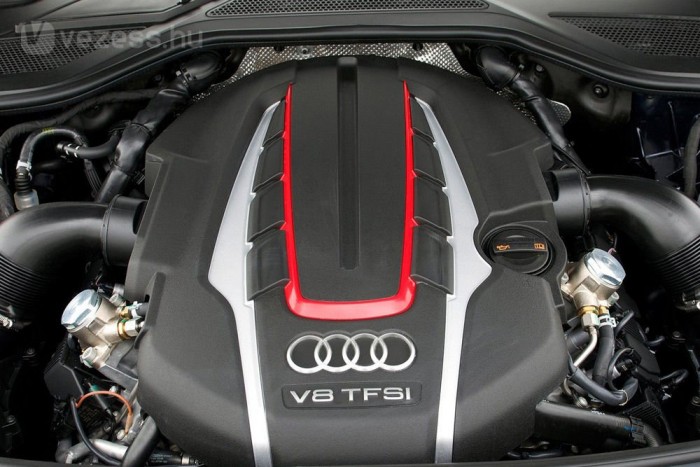 A hengerek között vannak a feltöltők, a motor külső oldalán van a szívórendszer