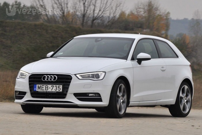 Külső megjelenésében nem sokat változott az A3, a lemezek alatt viszont alapjaiban új autót találunk