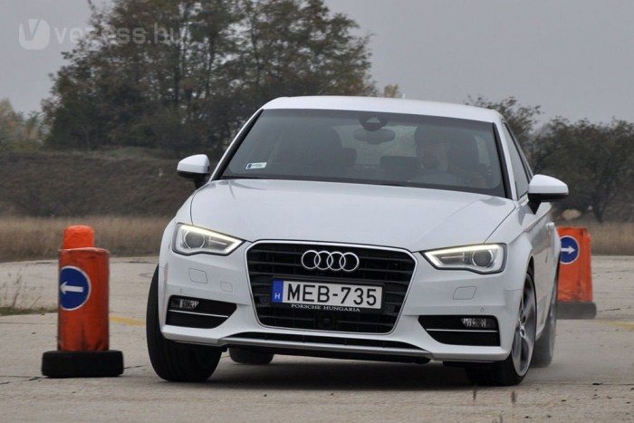 A hátul is független futóművel alig dől meg és élvezetesen gyorsan fordul az autó, kormányzása pontos és pont annyira nehéz, amennyire ilyenkor kell