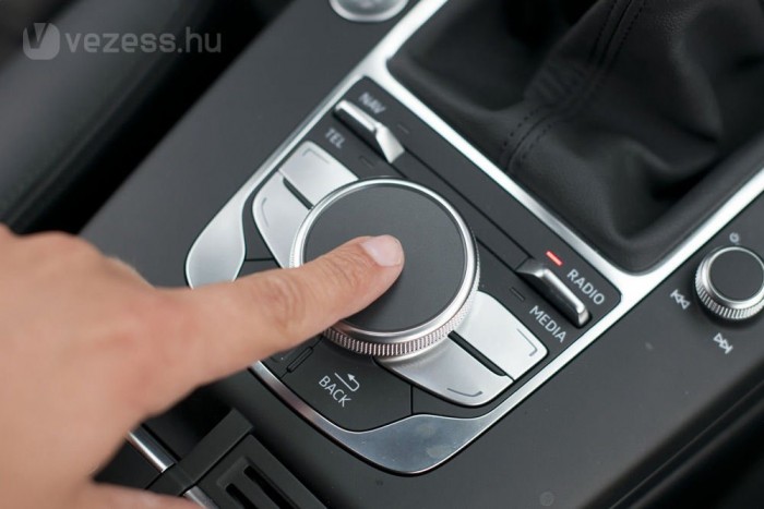 Ügyes, praktikus húzás a kézírás-érzékelő felület elhelyezése. Külön panel helyett a vezérlőtárcsa tetején formálhatjuk a betűket, számokat