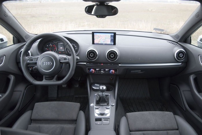 Szinte ijesztő az Audi A3 belsejét uraló tökéletesség, igaz, a katonás hangulatot nem járja át szívbemarkolóan egyedi stílus