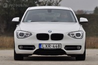 A Bangle féle külső szőrén-szálán eltűnt, a BMW 1-ese mégsem szépült meg. Birodalmi rohamosztagosokra emlékeztető orra nem trafálta telibe a közízlést