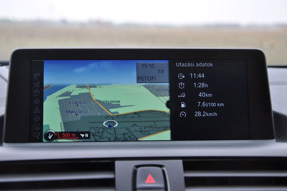 Képernyő-fetisisztáknak kedvez a BMW a hatalmas, jó felbontású LCD-kijelzővel