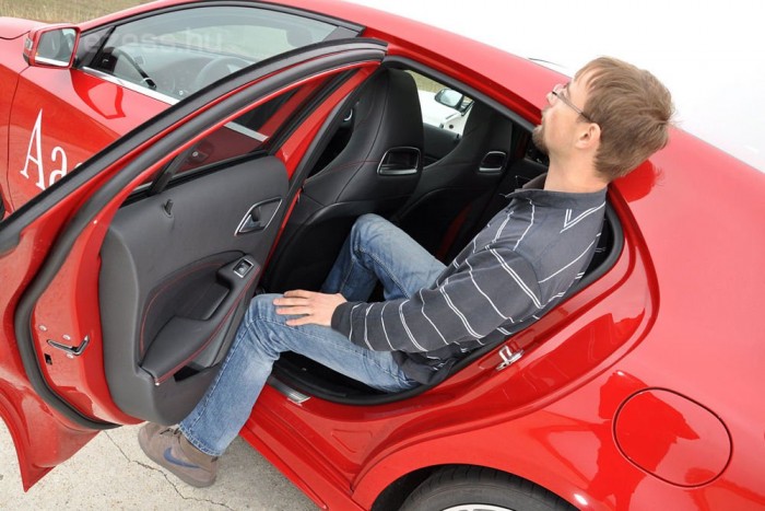 A sportos forma oltárán feláldozott praktikum: a Mercedes hátsó sora nehezen megközelíthető a szűk ajtónyíláson keresztül