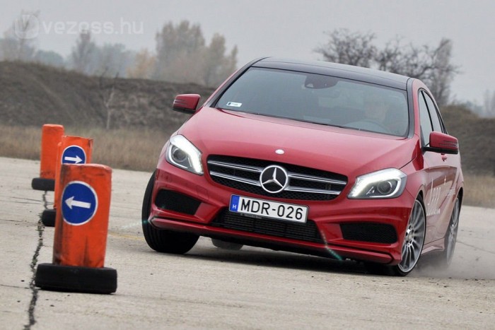 Összehasonlító teszt: A3-1-es-A-osztály-V40 dízelmotorral 19 Jól fordul az A-osztály, de sportosságban nem éri utol a BMW-t. A tapadásban sokat segít a hátsó kettős keresztlengőkaros futómű
