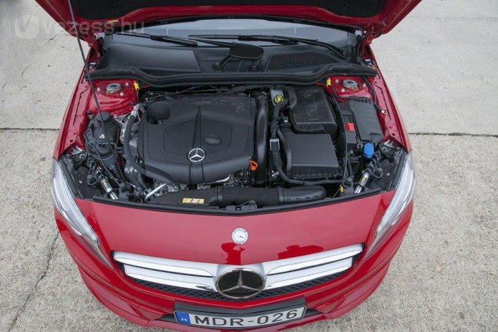 136 lóerejével az A 200 CDI dízele képviseli a középső teljesítményszintet a Mercedes kínálatában. Szégyen, hogy a motorházfedelet olcsó pálca tartja, nem teleszkóp emeli