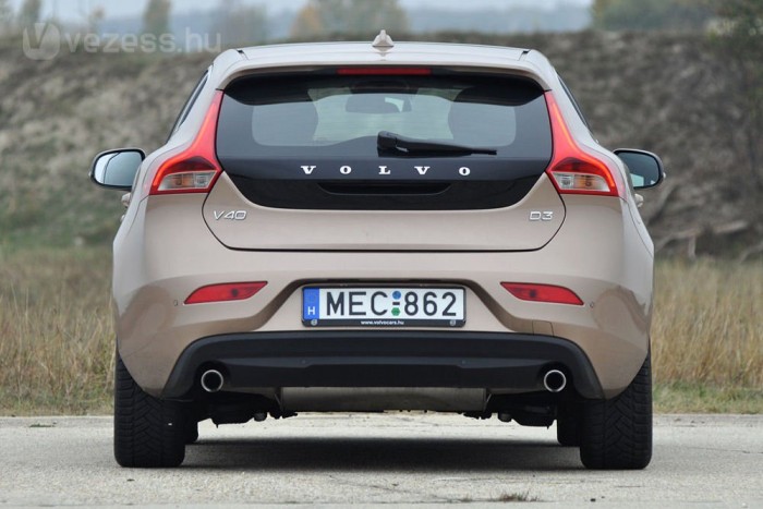 7,5 millió forinttól kapható a D3-as dízellel. A szintén 150 lóerős, 1,6-os turbós benzinessel hatmillióról indul az ára