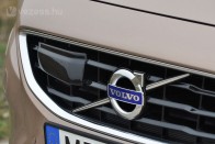 A Volvo City Safety biztonsági rendszer 50 km/óráig automatikusan vészfékez, ha akadályt észlel
