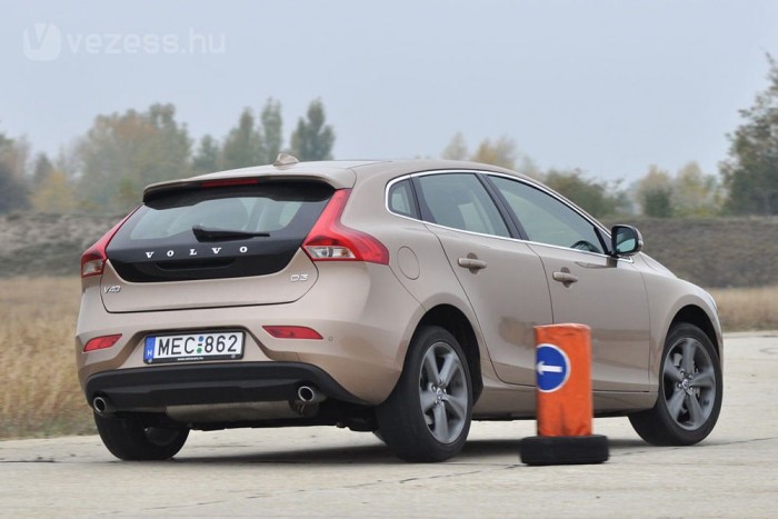 Hozzájárultak a téli gumik is, de a V40 érezhetően fáradtabban mozgott a német hármashoz viszonyítva