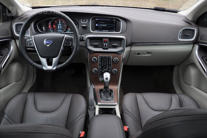 Mind közül a Volvo beltere a legotthonosabb, a megszokott svéd stílust eredeti fabetétek teszik teljessé
