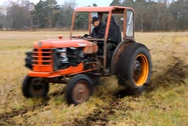 Sebességőrült földművesek traktora