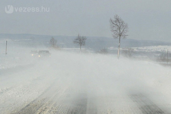 Jég és kanyar együtt. Nem sok jót ígér.