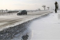 Az árokban félméteres hó, az autóút meg szinte tiszta