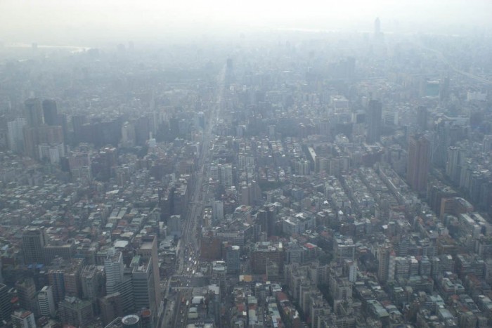 Barátságos reggeli szmog Sencsen fölött, minimális forgalom mellett. Mennyit bír még el Kína?