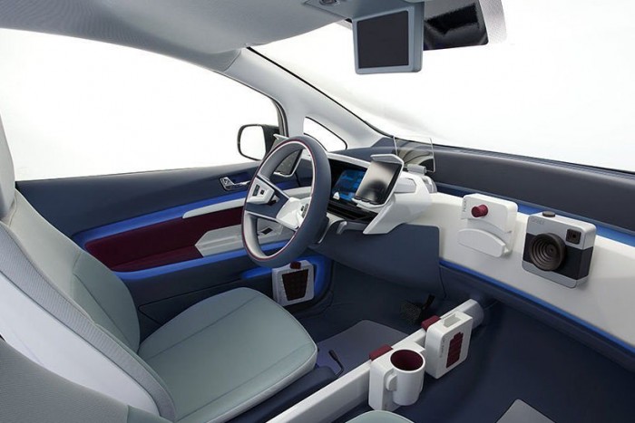 Rejtett légbeömlőkön, finoman szellőztet az e-Bee, a vezető a kormányból kapja a levegőt. Hagyományos rakodófelületek nincsenek, helyettük szakosodott tárolórendszereket aggathatunk fel függőleges sínekre, igényeiktől függően.