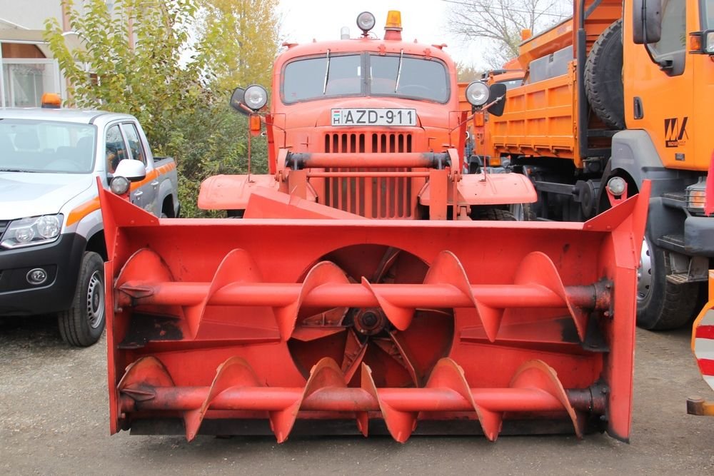 56529_445822_1000x700.jpg | Vezess | Vezess Az öreg ZIL, platóján harckocsimotorral, az hajtja a hómarót