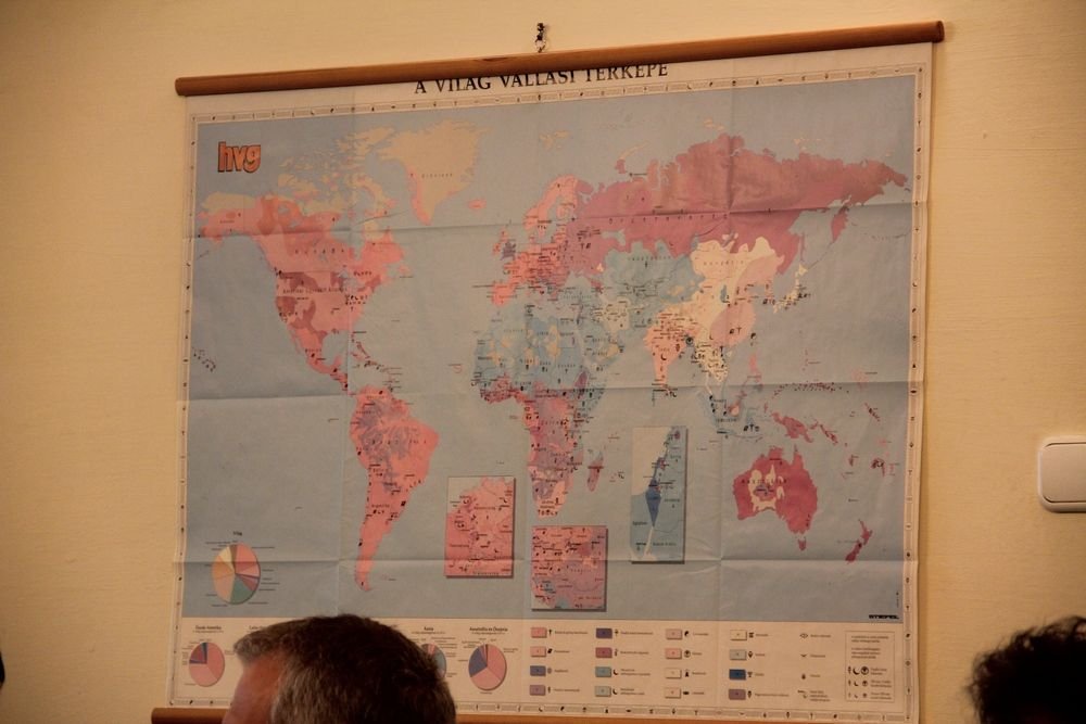 A pont az i-n: a világ vallási térképe, a HVG szerkesztésében a Magyar Közút előadótermének falán
