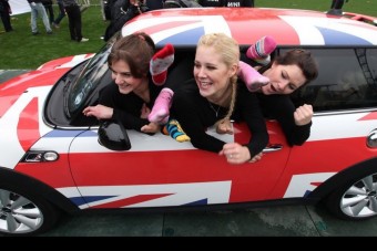 28 hajlékony lány egy autóba gyömöszölve