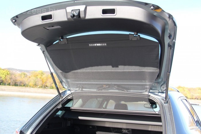 Drót húzza fel és ereszti vissza a kalaptartót, hogy ne legyen útban