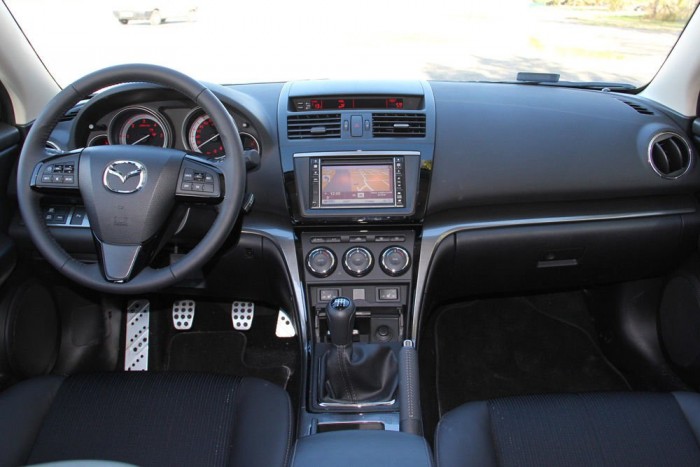 Komor és a minőségérzete sem elég jó a belső tér, viszont praktikus