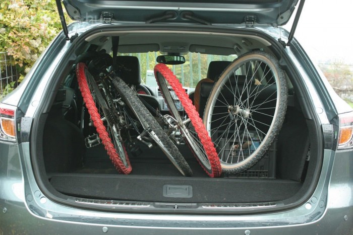 Két felnőttkerékpár könnyen befér a csomagtérbe. Alaphelyzetben 519 literes a csomagtartó